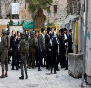 مستعمرون بحماية جيش الاحتلال يقتحمون البلدة القديمة في الخليل